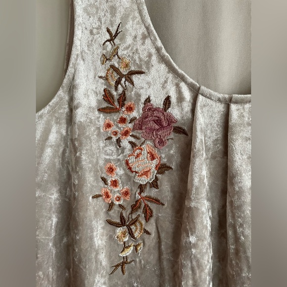 Mystree ||  Floral Embroidered Velvet Dress - Picture 3 of 4